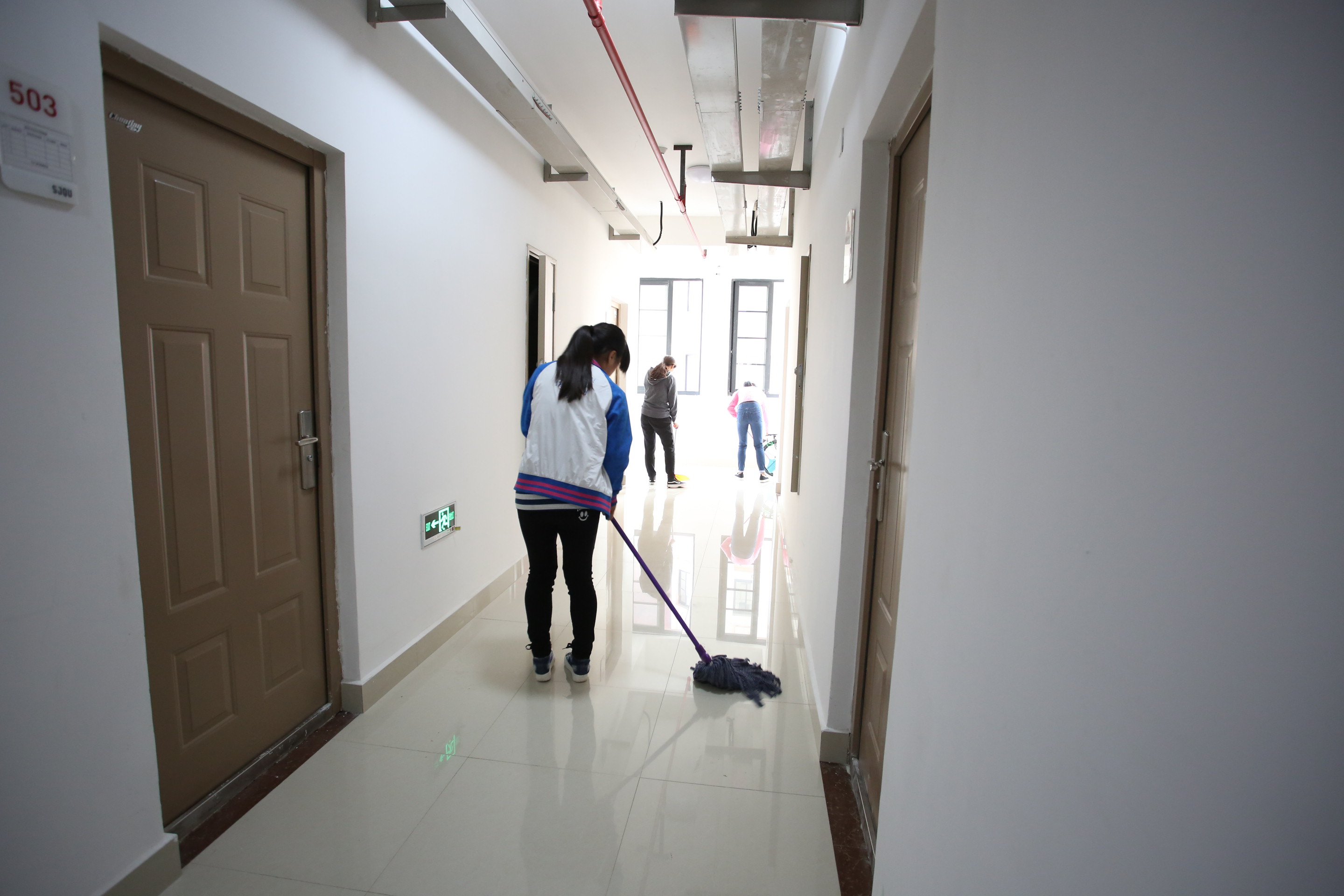 管理学院举行义务打扫家属楼活动 -新乡学院管理学院