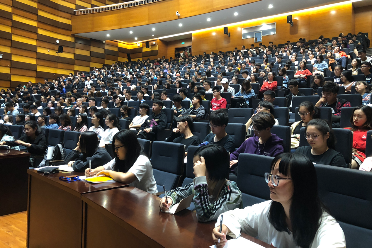 大礼堂参加第二十六期高级团课第一讲,主讲人为上海建桥学院机电学院